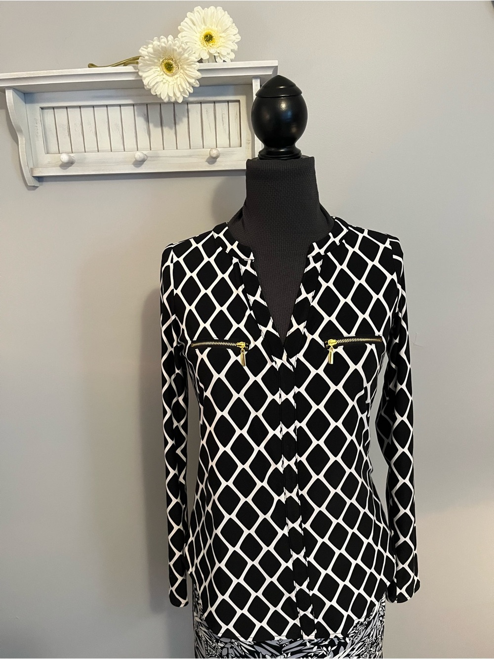 INC International Concepts Black & White Geometric Zip-Pocket stretch Blouse EUC
